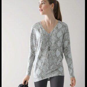 WHITE HOUSE BLACK MARKET Snake-print Dolman Tunic Size Medium Gray White